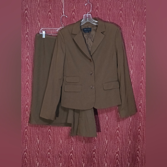 BCBG MaxAzria 2 Piece Brownish Collared Long Sleeve Skirt Suit Women's Size 10